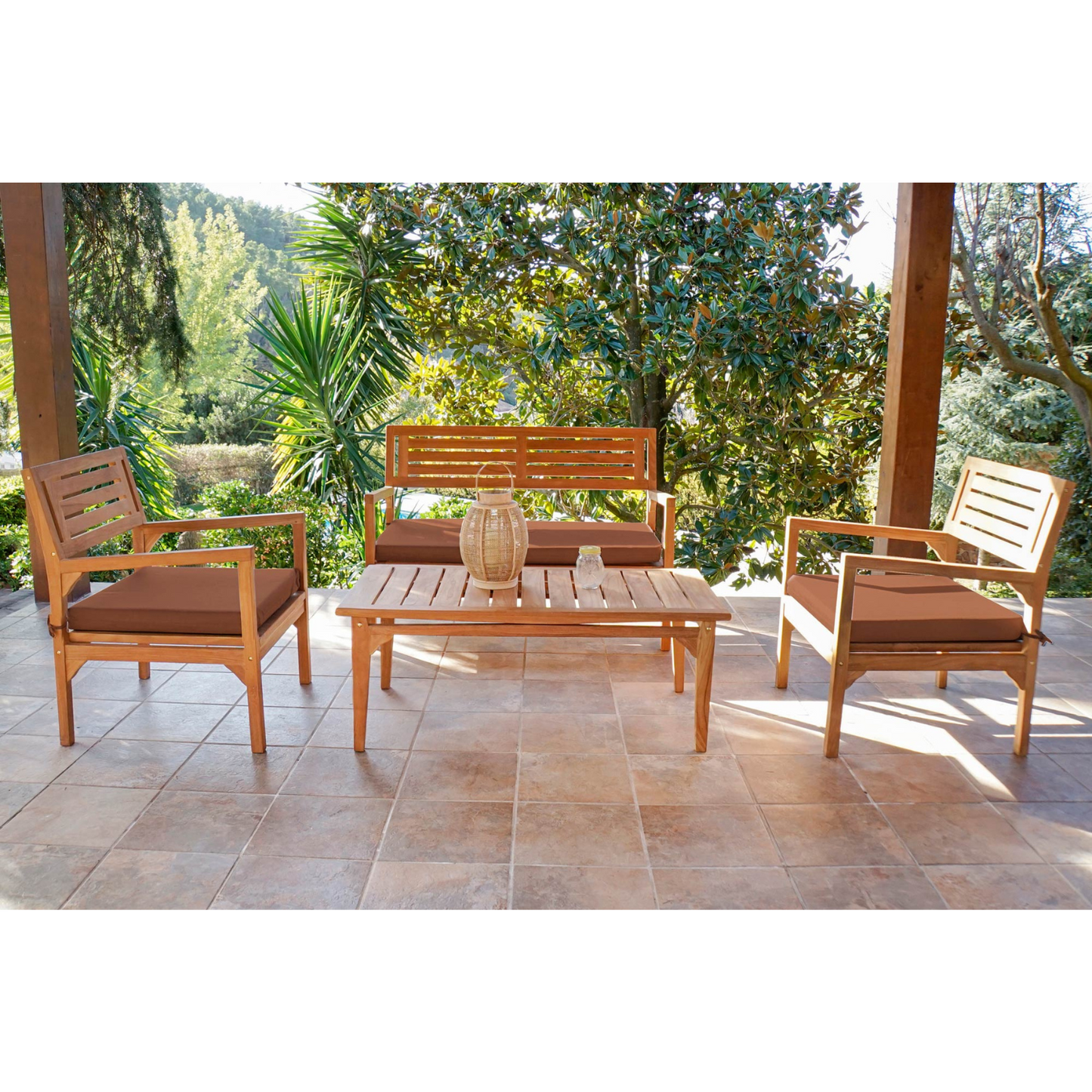 Transforma tu espacio al aire libre en un refugio de confort y estilo con este conjunto de sofá de 4 piezas fabricado en madera de teca de alta calidad. Su diseño atemporal y elegante se integra a la perfección en cualquier ambiente exterior. El conjunto incluye un sofá de dos plazas, dos sillones individuales y una mesa de centro, todos con cómodos cojines de algodón para un relax absoluto. La madera de teca, conocida por su durabilidad y resistencia a la intemperie, garantiza que este conjunto te acompaña