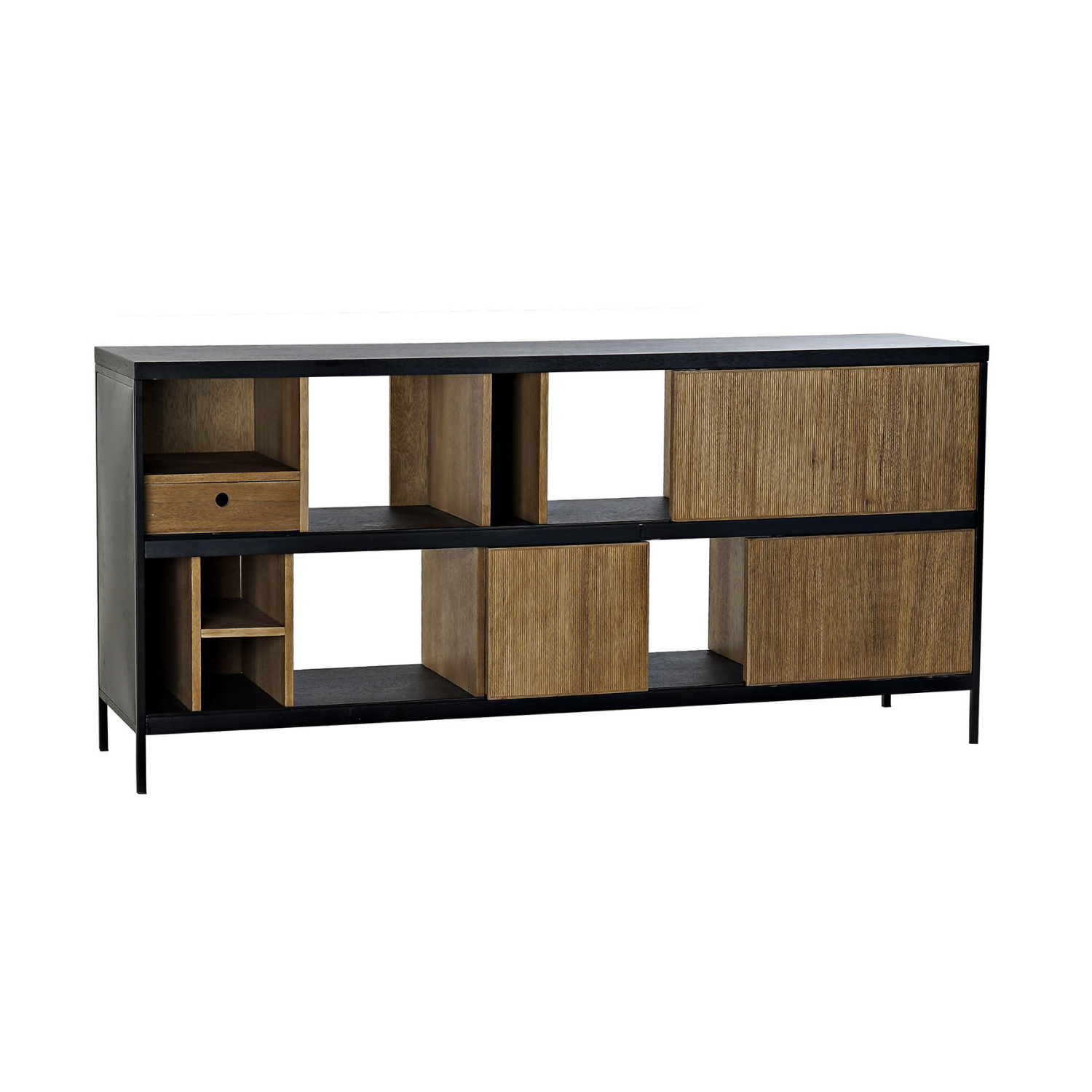 Este elegante buffet combina a la perfección la calidez de la madera de fresno natural con la robustez del hierro negro, creando un mueble de estilo industrial con un carácter único. Su diseño abierto, con estantes y compartimentos de diferentes tamaños, ofrece un amplio espacio de almacenamiento y exhibición para libros, vajilla, objetos decorativos y mucho más. Las puertas correderas de listones de madera añaden un toque de calidez y textura, mientras que la estructura de hierro negro aporta un aire moder