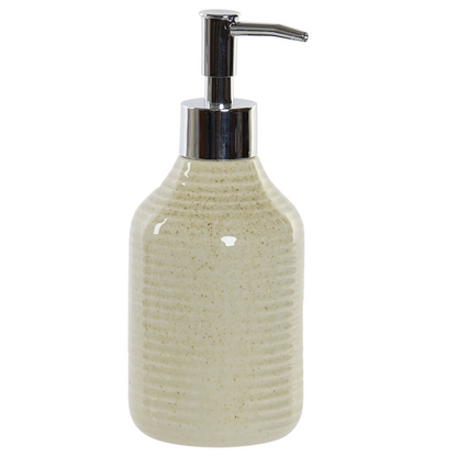 Este elegante dosificador de jabón en color beige, fabricado en gres ABS, aporta un toque de estilo natural a tu baño. Su diseño sencillo y atemporal, con textura estriada, combina a la perfección con cualquier decoración. Su capacidad de 300 ml es ideal para contener jabón líquido, loción o gel de ducha. El dosificador cuenta con un práctico cabezal dispensador cromado que facilita su uso.