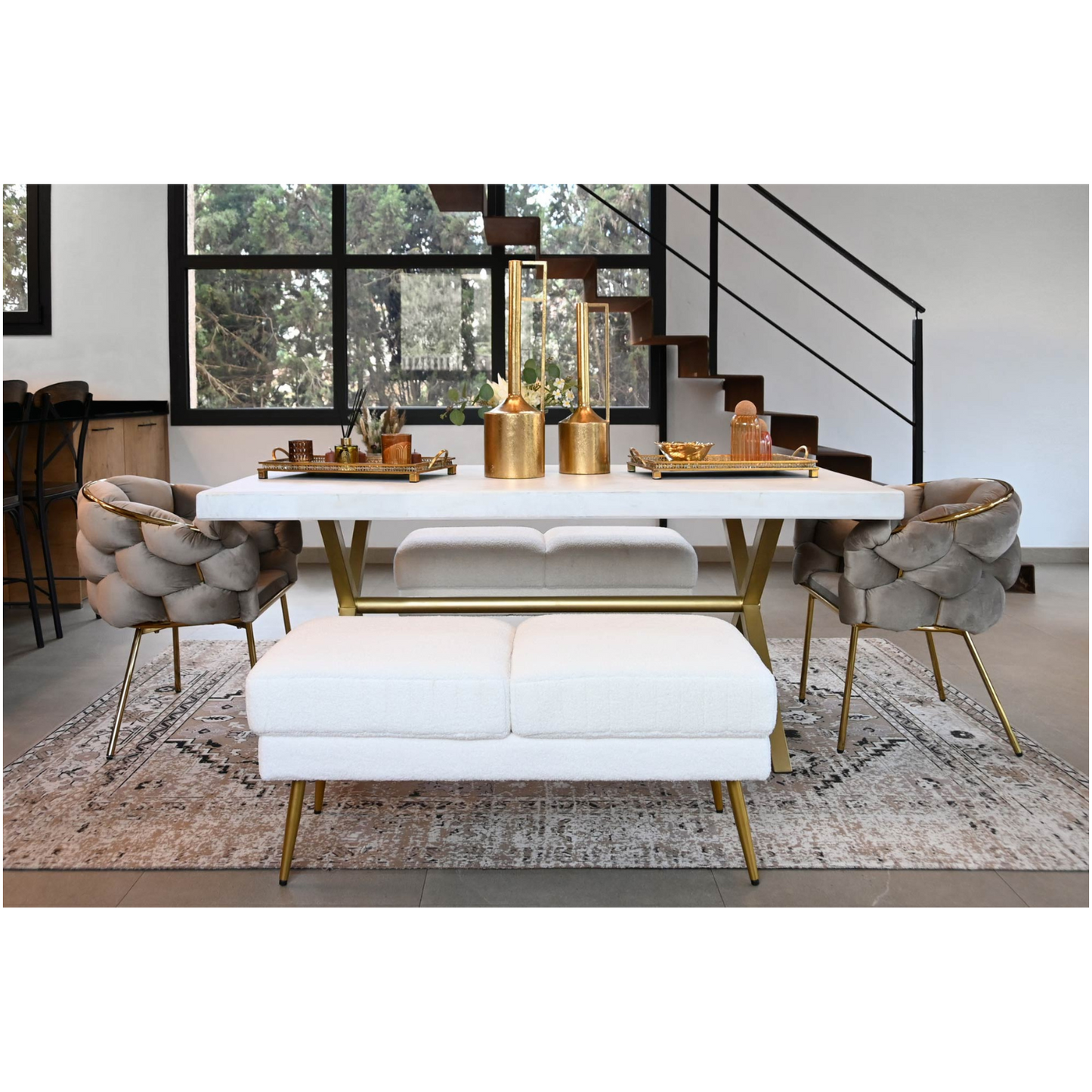 Esta mesa de comedor rectangular es una pieza central impresionante que combina la belleza natural de la madera de mango con la elegancia del latón dorado. Su diseño moderno y sofisticado destaca por el tablero con un patrón de rombos en blanco, creando un efecto visual cautivador. La estructura de latón en forma de X aporta estabilidad y un toque de lujo. Con unas dimensiones de 180x90x76 cm, esta mesa ofrece un amplio espacio para disfrutar de comidas en familia o con amigos, convirtiéndose en el punto fo