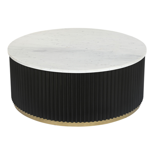 Esta mesa de centro combina la sofisticación del mármol blanco con la modernidad del metal negro en un diseño único y llamativo. Su base cilíndrica acanalada en metal negro aporta un toque de elegancia y textura, mientras que el tablero circular de mármol blanco ofrece una superficie resistente y fácil de limpiar. El detalle dorado en la base añade un toque de lujo y glamour. Ideal para añadir un punto focal de estilo a tu salón o sala de estar.