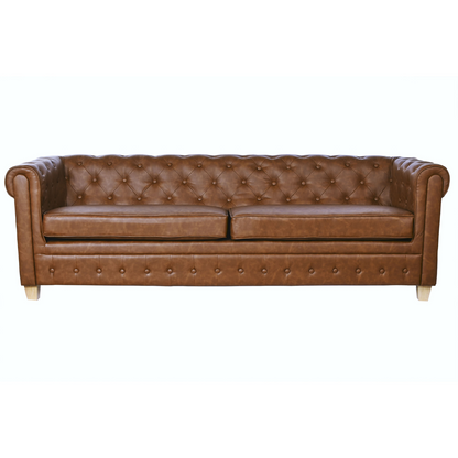 Este sofá Chesterfield de tres plazas es la combinación perfecta de estilo atemporal y confort moderno. Tapizado en poliéster marrón con efecto cuero, presenta un capitoné detallado y unos brazos enrollados característicos que le otorgan un aspecto distinguido y elegante. Con unas dimensiones de 218x78x70 cm, ofrece un amplio espacio para relajarse y disfrutar de momentos de confort. Su estructura de madera garantiza durabilidad y resistencia.

