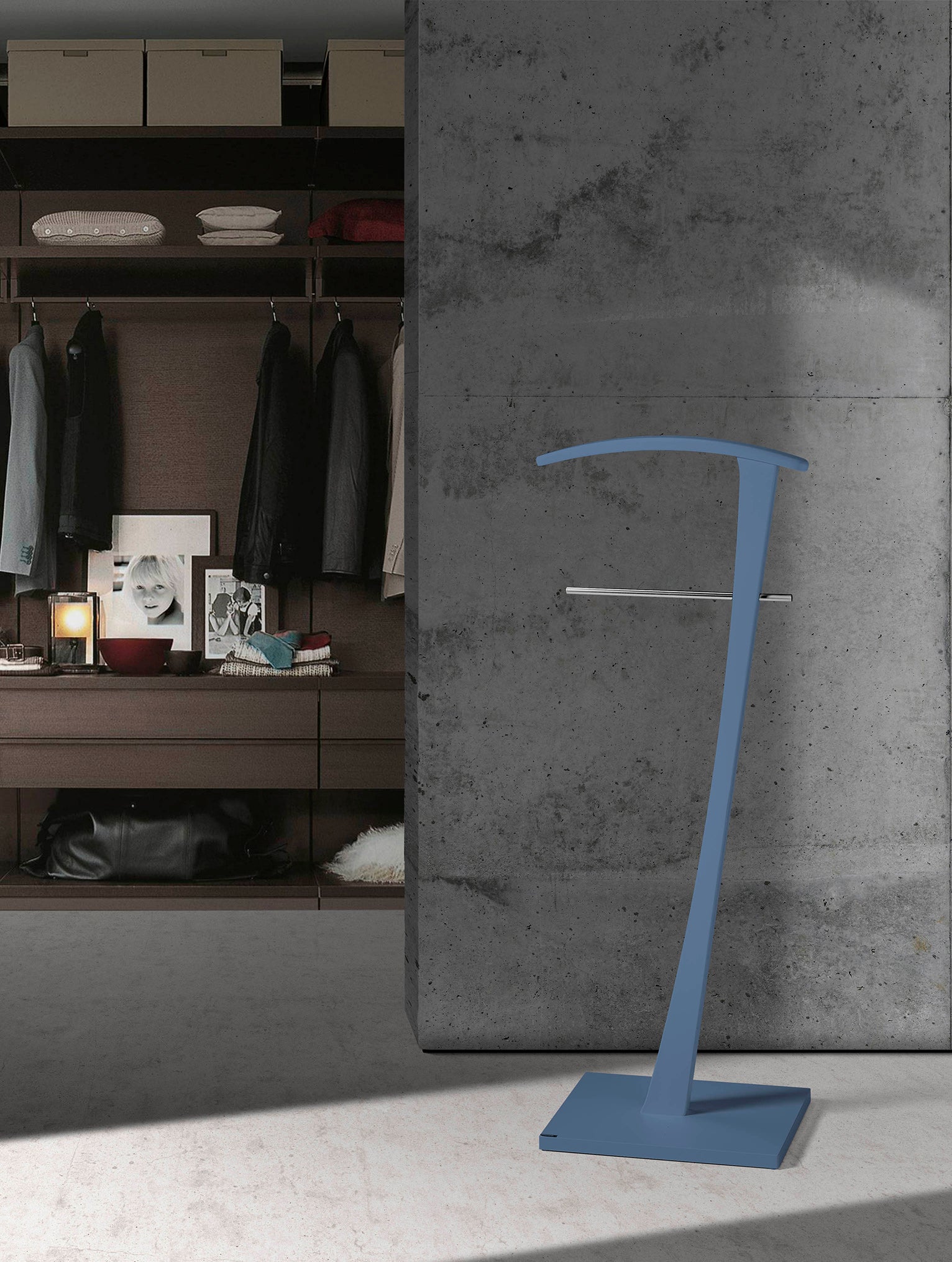 galán de noche, madera de haya, metal cromado, diseño elegante, organizador de ropa, dormitorio, maussa, funcional, moderno, azul