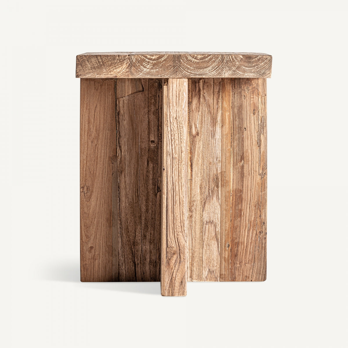 La Mesa Auxiliar Pure es un canto a la belleza de la imperfección y la sostenibilidad. Fabricada artesanalmente con madera de teca reciclada, cada pieza es única, con sus propias marcas y texturas que cuentan una historia. Su diseño sencillo y atemporal, con líneas limpias y un acabado natural, se adapta a cualquier estilo decorativo, aportando un toque de calidez y autenticidad. Ideal como mesa auxiliar en el salón, junto al sofá, o como mesita de noche en el dormitorio.