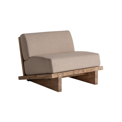 El sillón PURE es una invitación a la relajación y la contemplación en armonía con la naturaleza. Su diseño vanguardista, con líneas puras y una estructura inclinada de madera de teca reciclada, crea una pieza única y confortable. La combinación de materiales sostenibles como el polipropileno reciclado y la espuma, junto con la tapicería hidrófuga, lo hacen perfecto para disfrutar de tu espacio sin preocupaciones. El acabado natural de la madera aporta calidez y elegancia, mientras que los cojines en tonos 