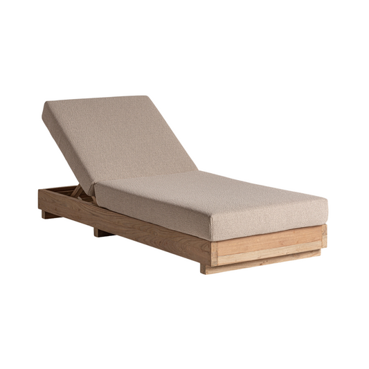 La tumbona Pure es una invitación al relax y la desconexión en perfecta sintonía con el medio ambiente. Su diseño elegante y minimalista, con una estructura de madera de teca reciclada, se integra armoniosamente en cualquier espacio exterior. El respaldo reclinable te permite encontrar la postura ideal para disfrutar del sol o de un buen libro, mientras que el cómodo cojín tapizado en tejido suave de color marrón y beige te brinda un confort excepcional. La tapicería hidrófuga garantiza su durabilidad y res