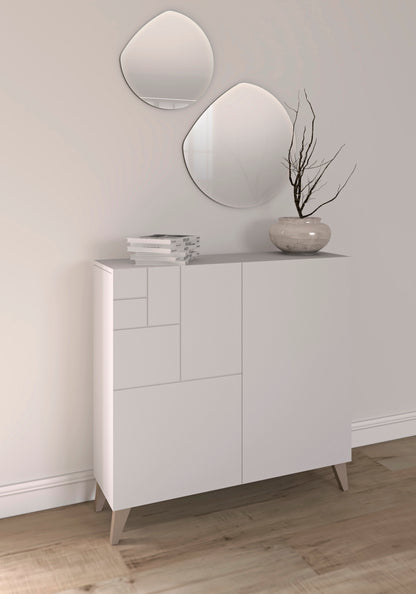 Mueble auxiliar blanco melamina con patas de madera color arena y espejo en pared 