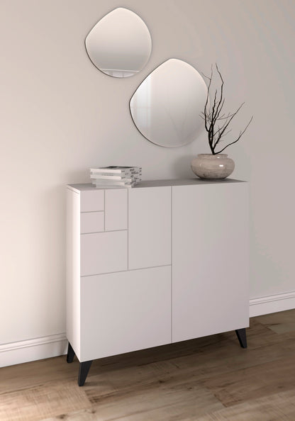 Mueble auxiliar blanco melamina con patas de madera y espejo en pared negro