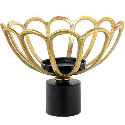  Ilumina tu hogar con estilo con este portavelas de aluminio dorado con base negra (Ø31x23cm). Su diseño floral con estructura abierta crea un juego de luces y sombras encantador. Ideal para velas de Ø10,5cm, este portavelas es perfecto como centro de mesa, en la repisa de la chimenea o para añadir un toque de elegancia a cualquier rincón de tu hogar.