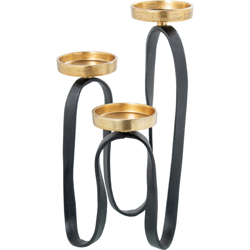 Este candelabro triple de aluminio con acabado negro y detalles en oro (Ø28x30/37/47cm) es una pieza que destaca por su diseño moderno y elegante. Sus tres brazos curvos de diferentes alturas crean un efecto visual dinámico y sofisticado. Ideal para velas flotantes de Ø11cm, este candelabro añadirá un toque de distinción a tu salón, comedor o cualquier espacio de tu hogar.