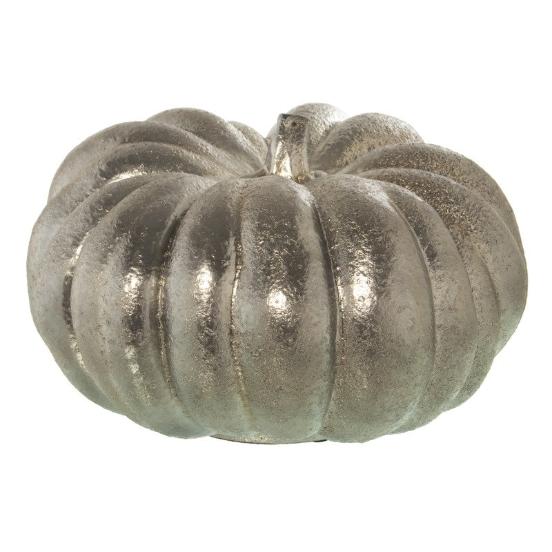 Esta elegante figura de calabaza en cerámica plateada aportará un toque de sofisticación otoñal a tu hogar. Su acabado brillante y su diseño realista, con detalles texturizados que imitan la forma de una calabaza real, la convierten en un elemento decorativo versátil y llamativo. Disponible en dos tamaños (Ø24x15cm o Ø35x18cm), esta figura es perfecta para decorar mesas, estanterías, chimeneas o cualquier rincón de tu casa durante el otoño o para añadir un toque de elegancia natural a tu decoración durante 