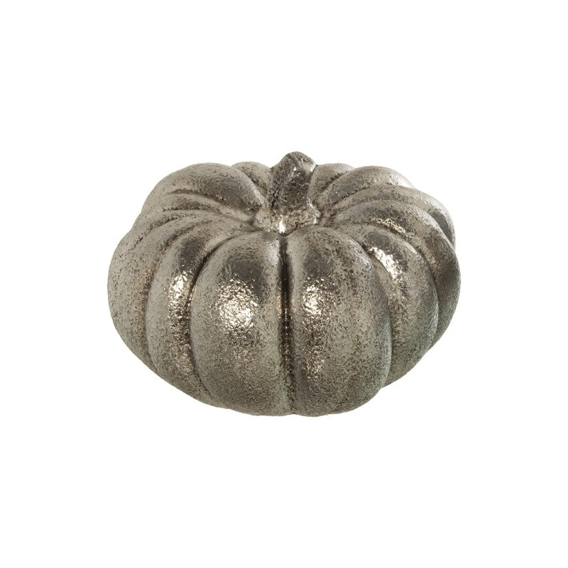 Esta elegante figura de calabaza en cerámica plateada aportará un toque de sofisticación otoñal a tu hogar. Su acabado brillante y su diseño realista, con detalles texturizados que imitan la forma de una calabaza real, la convierten en un elemento decorativo versátil y llamativo. Disponible en dos tamaños (Ø24x15cm o Ø35x18cm), esta figura es perfecta para decorar mesas, estanterías, chimeneas o cualquier rincón de tu casa durante el otoño o para añadir un toque de elegancia natural a tu decoración durante 