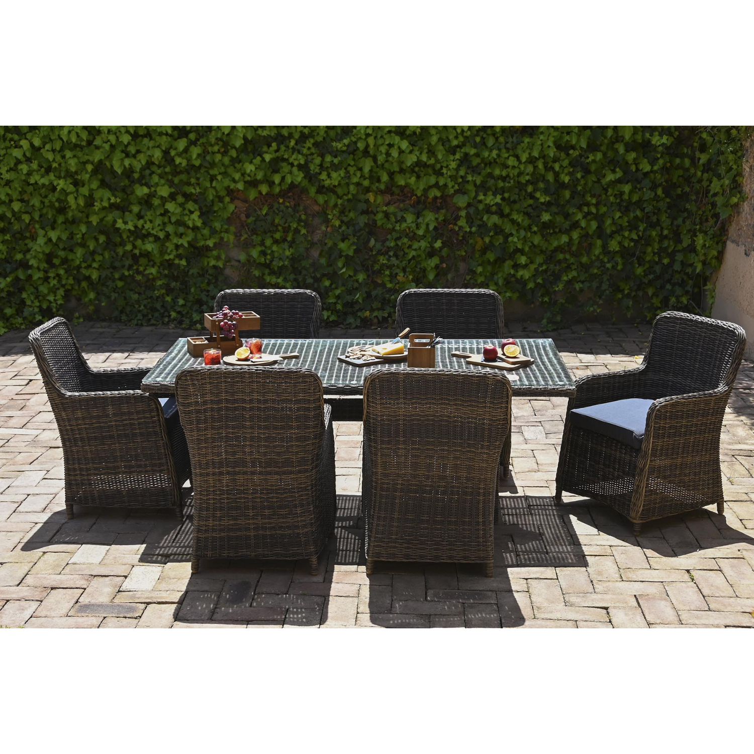 Disfruta de comidas al aire libre con estilo y comodidad con este amplio conjunto de comedor de 7 piezas en ratán sintético. Su diseño elegante y contemporáneo combina a la perfección con cualquier estilo de decoración exterior. El conjunto incluye una espaciosa mesa rectangular y seis sillas cómodas, todas con cojines incluidos. La estructura de ratán sintético de 5 mm de grosor es resistente a la intemperie y fácil de limpiar, garantizando durabilidad y un aspecto impecable durante mucho tiempo.