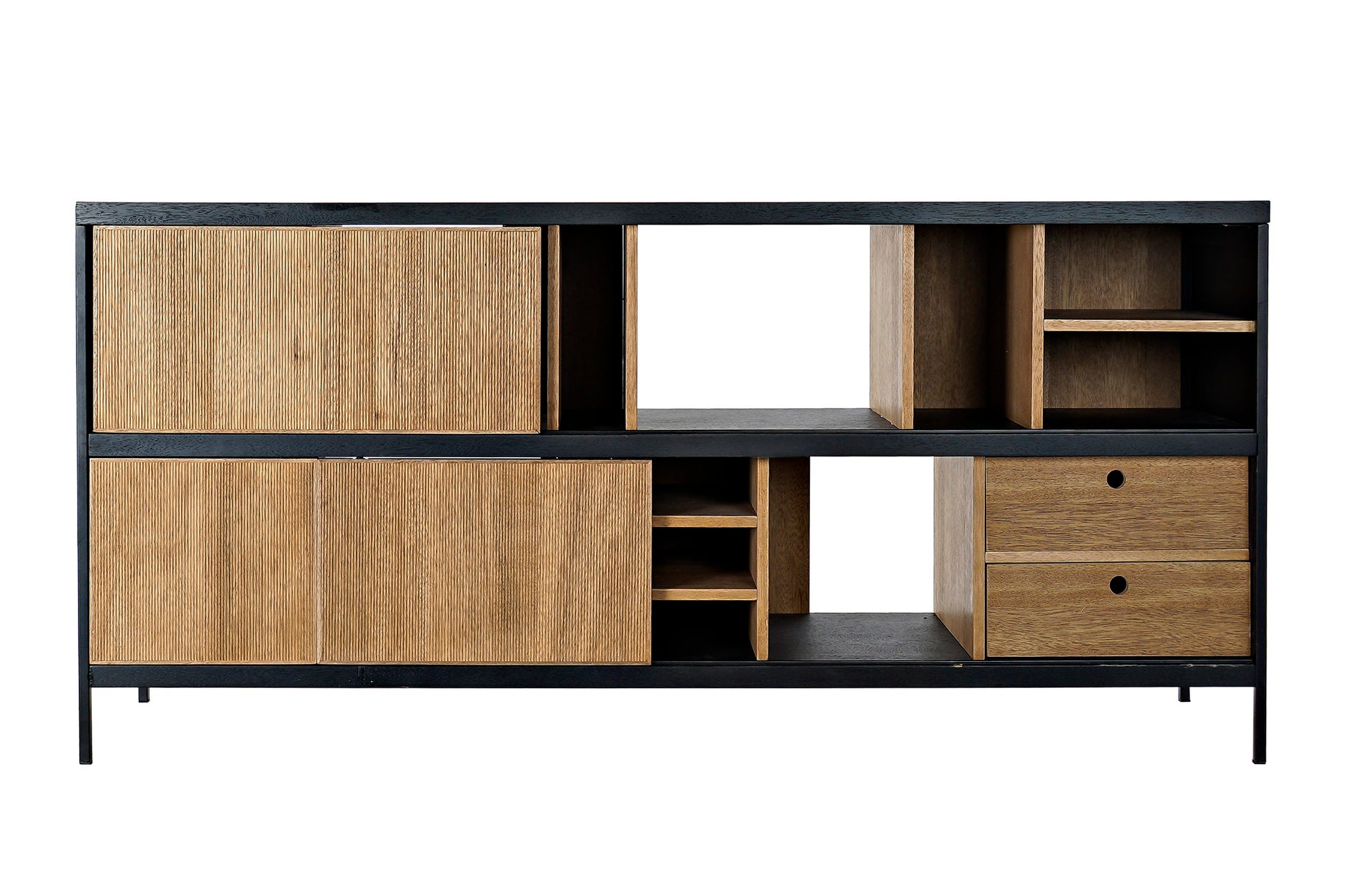 Este elegante buffet combina a la perfección la calidez de la madera de fresno natural con la robustez del hierro negro, creando un mueble de estilo industrial con un carácter único. Su diseño abierto, con estantes y compartimentos de diferentes tamaños, ofrece un amplio espacio de almacenamiento y exhibición para libros, vajilla, objetos decorativos y mucho más. Las puertas correderas de listones de madera añaden un toque de calidez y textura, mientras que la estructura de hierro negro aporta un aire moder