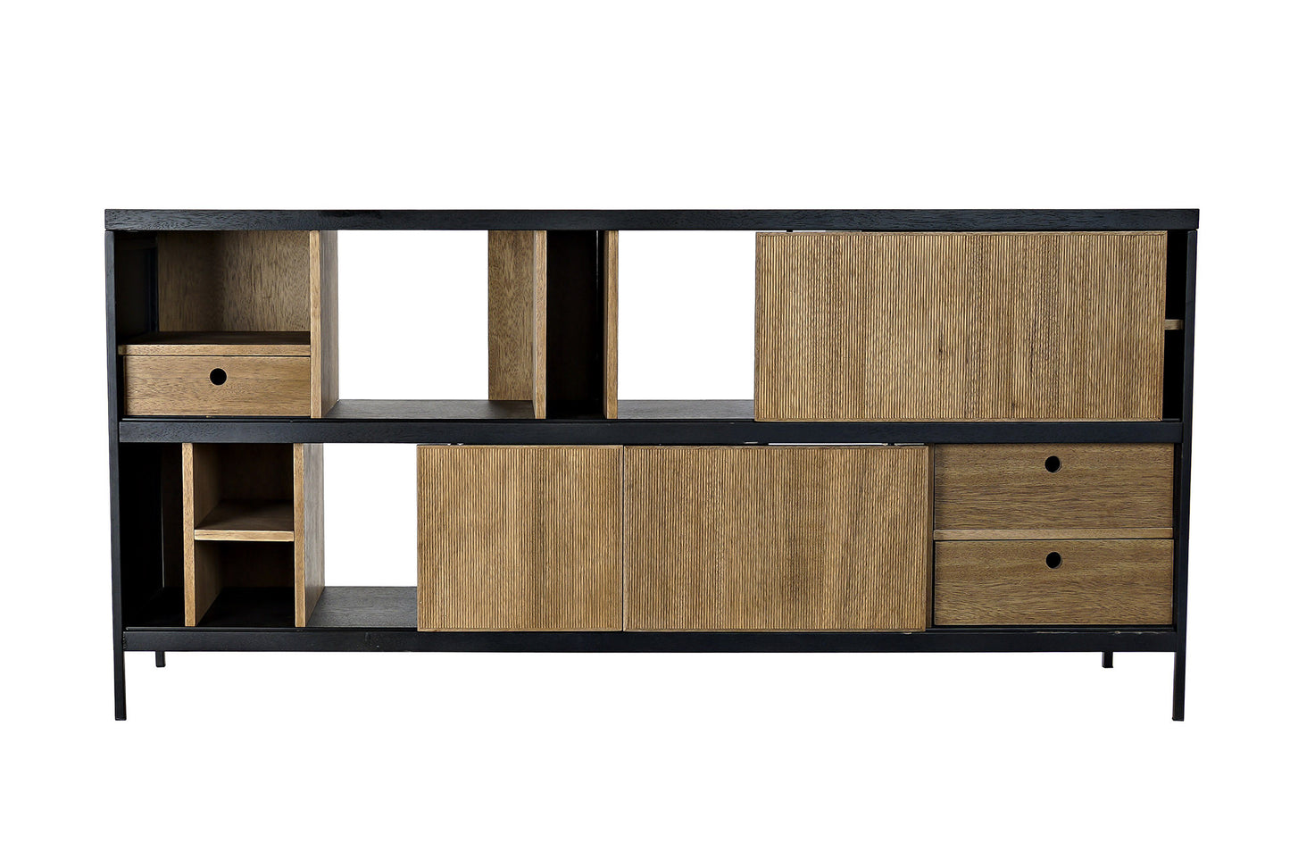 Este elegante buffet combina a la perfección la calidez de la madera de fresno natural con la robustez del hierro negro, creando un mueble de estilo industrial con un carácter único. Su diseño abierto, con estantes y compartimentos de diferentes tamaños, ofrece un amplio espacio de almacenamiento y exhibición para libros, vajilla, objetos decorativos y mucho más. Las puertas correderas de listones de madera añaden un toque de calidez y textura, mientras que la estructura de hierro negro aporta un aire moder