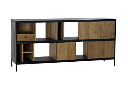 Este elegante buffet combina a la perfección la calidez de la madera de fresno natural con la robustez del hierro negro, creando un mueble de estilo industrial con un carácter único. Su diseño abierto, con estantes y compartimentos de diferentes tamaños, ofrece un amplio espacio de almacenamiento y exhibición para libros, vajilla, objetos decorativos y mucho más. Las puertas correderas de listones de madera añaden un toque de calidez y textura, mientras que la estructura de hierro negro aporta un aire moder