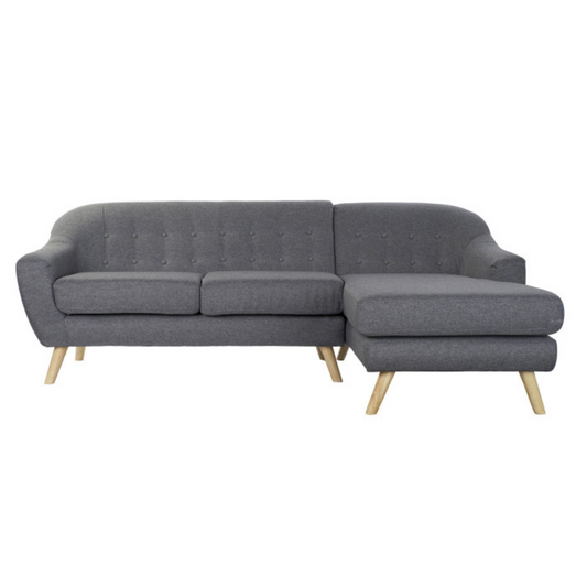 Este elegante sofá chaise longue de 3 plazas combina a la perfección el estilo retro con la comodidad contemporánea. Tapizado en poliéster de color gris, presenta un capitoné detallado que aporta un toque de sofisticación. Su estructura de madera de caucho garantiza durabilidad y estabilidad, mientras que sus dimensiones generosas (230x144x84 cm) lo hacen perfecto para espacios amplios y acogedores. La chaise longue te permite estirar las piernas y relajarte por completo. Ideal para crear un ambiente modern