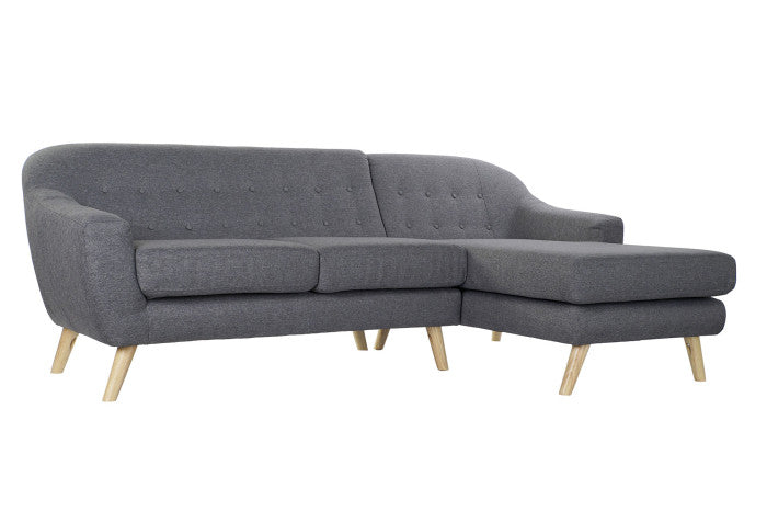 Este elegante sofá chaise longue de 3 plazas combina a la perfección el estilo retro con la comodidad contemporánea. Tapizado en poliéster de color gris, presenta un capitoné detallado que aporta un toque de sofisticación. Su estructura de madera de caucho garantiza durabilidad y estabilidad, mientras que sus dimensiones generosas (230x144x84 cm) lo hacen perfecto para espacios amplios y acogedores. La chaise longue te permite estirar las piernas y relajarte por completo. Ideal para crear un ambiente modern