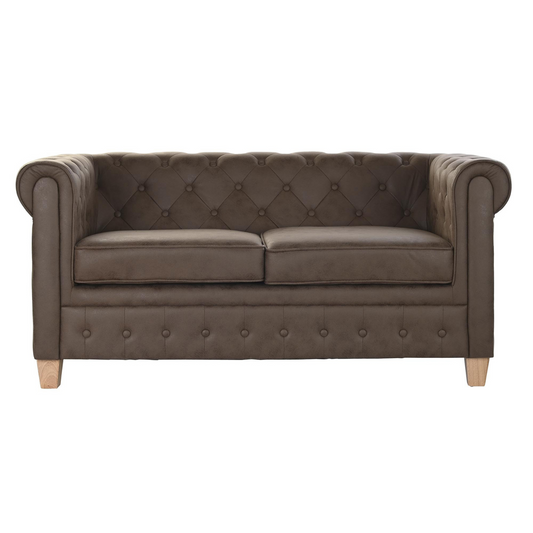 Este elegante sofá Chesterfield de dos plazas combina a la perfección el estilo clásico con la comodidad moderna. Tapizado en poliéster de color marrón oscuro, presenta un capitoné detallado y unos brazos enrollados característicos que le otorgan un aspecto distinguido y atemporal. 