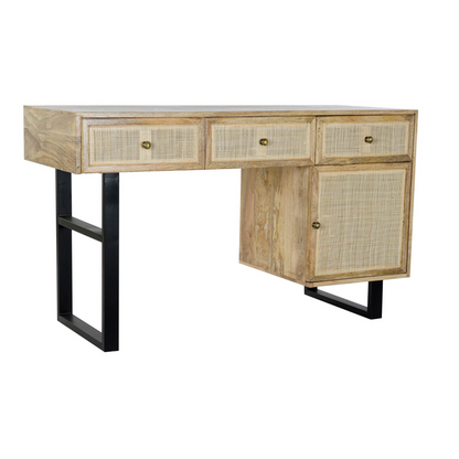 Este escritorio de madera de mango y ratán natural es la combinación perfecta de funcionalidad y estilo boho chic. Su diseño atemporal y elegante se adapta a cualquier espacio de trabajo, aportando calidez y naturalidad. Cuenta con tres cajones y un armario lateral con detalles de ratán tejido a mano, ofreciendo un amplio espacio de almacenamiento para mantener tus documentos y accesorios organizados. La estructura de metal negro contrasta con la madera natural, creando un equilibrio visual atractivo.