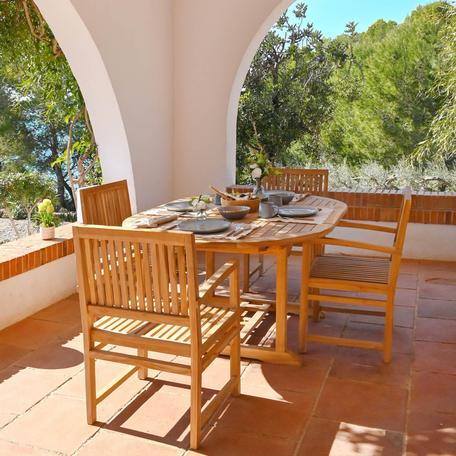 Disfruta de comidas al aire libre con estilo y comodidad con este conjunto de mesa de comedor y 4 sillas de teca maciza. Su diseño atemporal y elegante se integra a la perfección en cualquier ambiente exterior. La mesa redonda, extensible hasta 170 cm, se adapta fácilmente a tus necesidades, ofreciendo espacio para reuniones familiares o cenas íntimas. Las sillas, con respaldo alto y reposabrazos, brindan un confort excepcional. La madera de teca, conocida por su durabilidad y resistencia a la intemperie, g