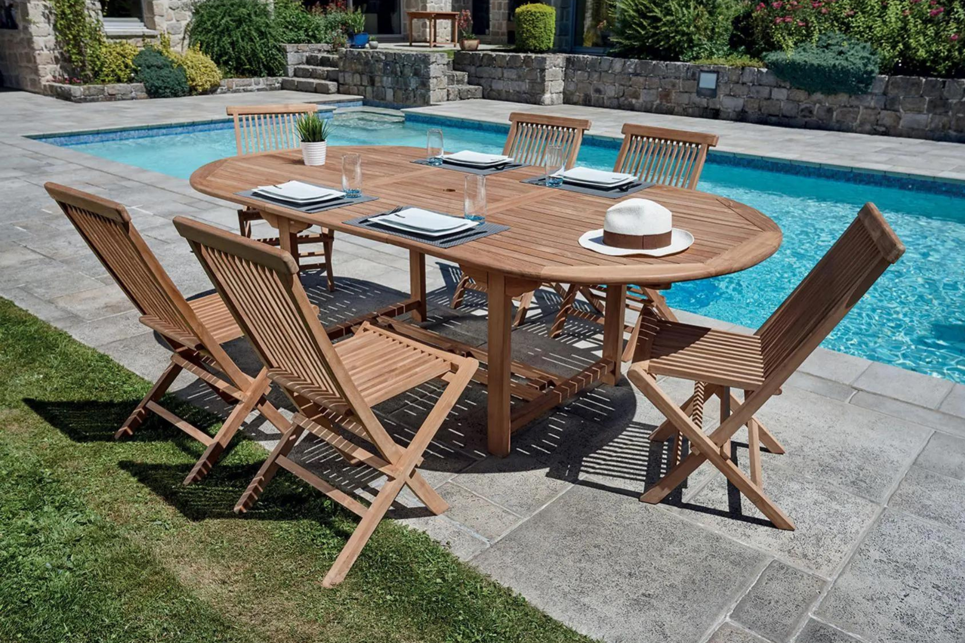 Disfruta de grandes reuniones al aire libre con este impresionante conjunto de comedor de 9 piezas fabricado en madera de teca maciza. Su diseño atemporal y elegante se integra a la perfección en cualquier ambiente exterior. La mesa ovalada, extensible hasta 240 cm, se adapta fácilmente a tus necesidades, ofreciendo espacio para grandes celebraciones o cenas íntimas. Las 8 sillas plegables, con respaldo alto, brindan un confort excepcional y facilitan su almacenamiento cuando no están en uso.