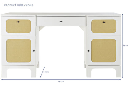 Este escritorio de estilo nórdico combina la calidez de la madera de abeto con la textura natural del ratán, creando un espacio de trabajo luminoso y acogedor. Su diseño elegante y funcional, con un cajón central y dos armarios laterales con detalles de ratán, ofrece un amplio espacio de almacenamiento para mantener tu área de trabajo organizada. El acabado en blanco aporta luminosidad y frescura, mientras que las patas ligeramente inclinadas añaden un toque de estilo mid-century. Ideal para oficinas en cas