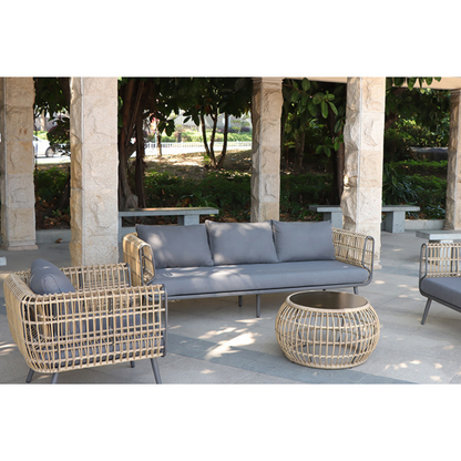 Este conjunto de sofá de 4 piezas combina a la perfección la belleza natural del ratán sintético con la durabilidad del aluminio, creando un espacio de relax ideal para tu terraza o jardín. Su diseño moderno y acogedor invita a disfrutar de momentos al aire libre con familiares y amigos. El conjunto incluye un sofá de dos plazas, dos sillones individuales y una original mesa de centro redonda, todos con cómodos cojines incluidos. La estructura de aluminio garantiza resistencia y ligereza, mientras que el ra