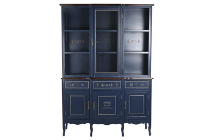 Esta vitrina de estilo vintage combina la elegancia de la madera de paulownia con la transparencia del cristal, creando un mueble de almacenaje y exhibición perfecto para cualquier hogar. Su diseño clásico, con detalles decorativos y un acabado en azul marino intenso, aporta un toque de sofisticación y personalidad a tu espacio. La parte superior cuenta con tres estantes de cristal para lucir tus objetos más preciados, mientras que la parte inferior ofrece tres puertas y tres cajones para un almacenamiento 