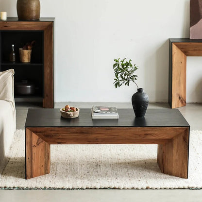 Esta mesa de centro de madera reciclada de pino es una pieza única que combina a la perfección la calidez de la madera natural con un diseño contemporáneo de líneas limpias y estructura robusta. Su acabado marrón oscuro resalta la belleza de la madera reciclada, mostrando sus vetas y texturas únicas. Con unas dimensiones de 135x75x45 cm, ofrece un amplio espacio para colocar libros, revistas, bandejas o simplemente disfrutar de una taza de café. Ideal para salones, salas de estar o cualquier espacio que nec