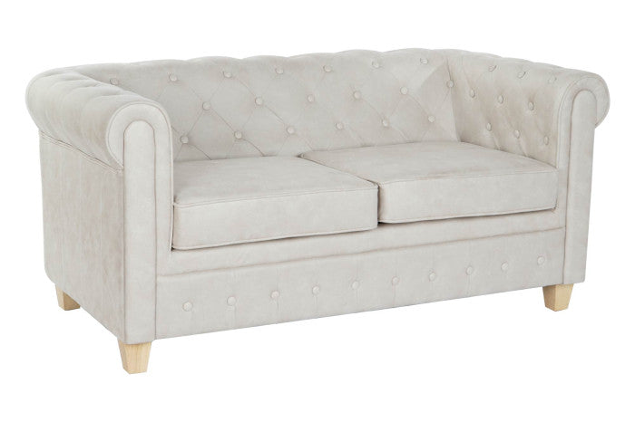 Este sofá Chesterfield de dos plazas aporta un toque de distinción y sofisticación a cualquier espacio. Tapizado en poliéster blanco con un elegante diseño capitoné, este sofá combina a la perfección el estilo clásico con la comodidad moderna. Su estructura de madera garantiza durabilidad y resistencia, mientras que sus dimensiones compactas (151x80x70 cm) lo hacen ideal para espacios más reducidos sin sacrificar el estilo.