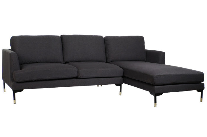 Este sofá chaise longue de diseño contemporáneo combina a la perfección la elegancia del metal con la comodidad del poliéster en un tono gris oscuro sofisticado. Su estructura de metal resistente y elegante, junto con su tapizado en poliéster, le confieren un aspecto moderno y versátil que se adapta a cualquier estilo de decoración. Sus amplias dimensiones (250x160x85 cm) ofrecen un generoso espacio para relajarse y disfrutar de momentos de descanso en compañía. La chaise longue te permite estirar las piern