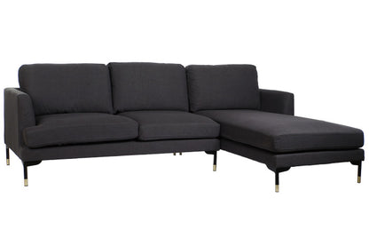 Este sofá chaise longue de diseño contemporáneo combina a la perfección la elegancia del metal con la comodidad del poliéster en un tono gris oscuro sofisticado. Su estructura de metal resistente y elegante, junto con su tapizado en poliéster, le confieren un aspecto moderno y versátil que se adapta a cualquier estilo de decoración. Sus amplias dimensiones (250x160x85 cm) ofrecen un generoso espacio para relajarse y disfrutar de momentos de descanso en compañía. La chaise longue te permite estirar las piern