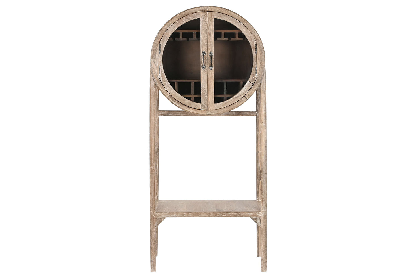 Este mueble bar de madera de teca reciclada aporta un toque de encanto rústico y original a tu hogar. Su diseño circular distintivo y su estructura alta lo convierten en una pieza llamativa y funcional. Con dos puertas de cristal, podrás exhibir tus botellas y copas favoritas, mientras que el estante inferior ofrece espacio adicional para almacenar accesorios de bar o elementos decorativos. La madera de teca reciclada, con su acabado natural, añade calidez y carácter a cualquier espacio, ya sea en el salón,