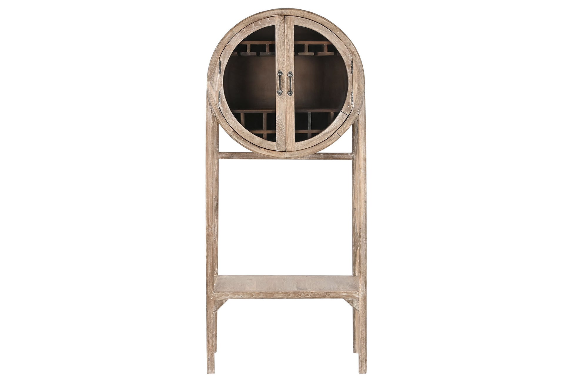 Este mueble bar de madera de teca reciclada aporta un toque de encanto rústico y original a tu hogar. Su diseño circular distintivo y su estructura alta lo convierten en una pieza llamativa y funcional. Con dos puertas de cristal, podrás exhibir tus botellas y copas favoritas, mientras que el estante inferior ofrece espacio adicional para almacenar accesorios de bar o elementos decorativos. La madera de teca reciclada, con su acabado natural, añade calidez y carácter a cualquier espacio, ya sea en el salón,