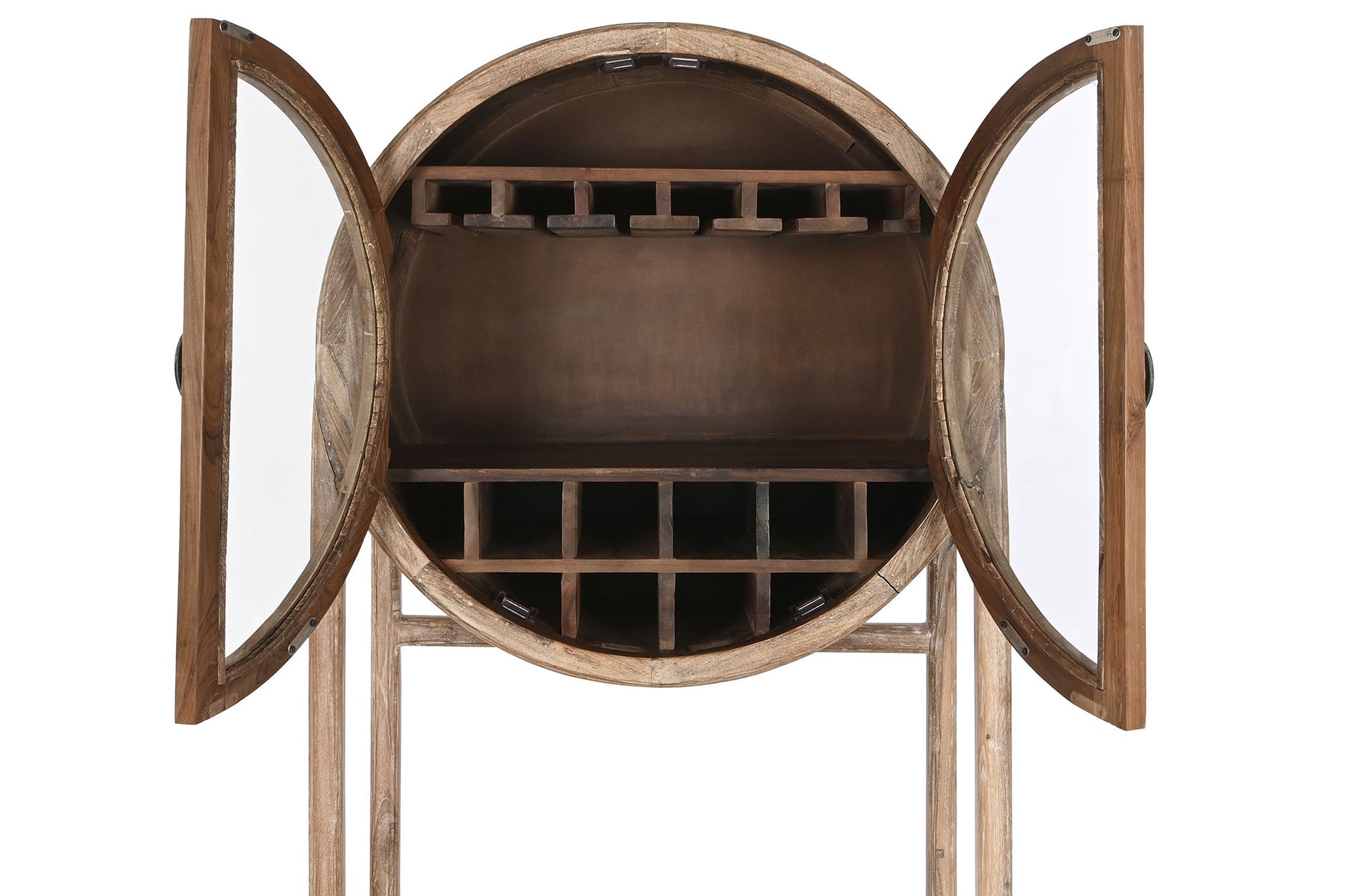 Este mueble bar de madera de teca reciclada aporta un toque de encanto rústico y original a tu hogar. Su diseño circular distintivo y su estructura alta lo convierten en una pieza llamativa y funcional. Con dos puertas de cristal, podrás exhibir tus botellas y copas favoritas, mientras que el estante inferior ofrece espacio adicional para almacenar accesorios de bar o elementos decorativos. La madera de teca reciclada, con su acabado natural, añade calidez y carácter a cualquier espacio, ya sea en el salón,