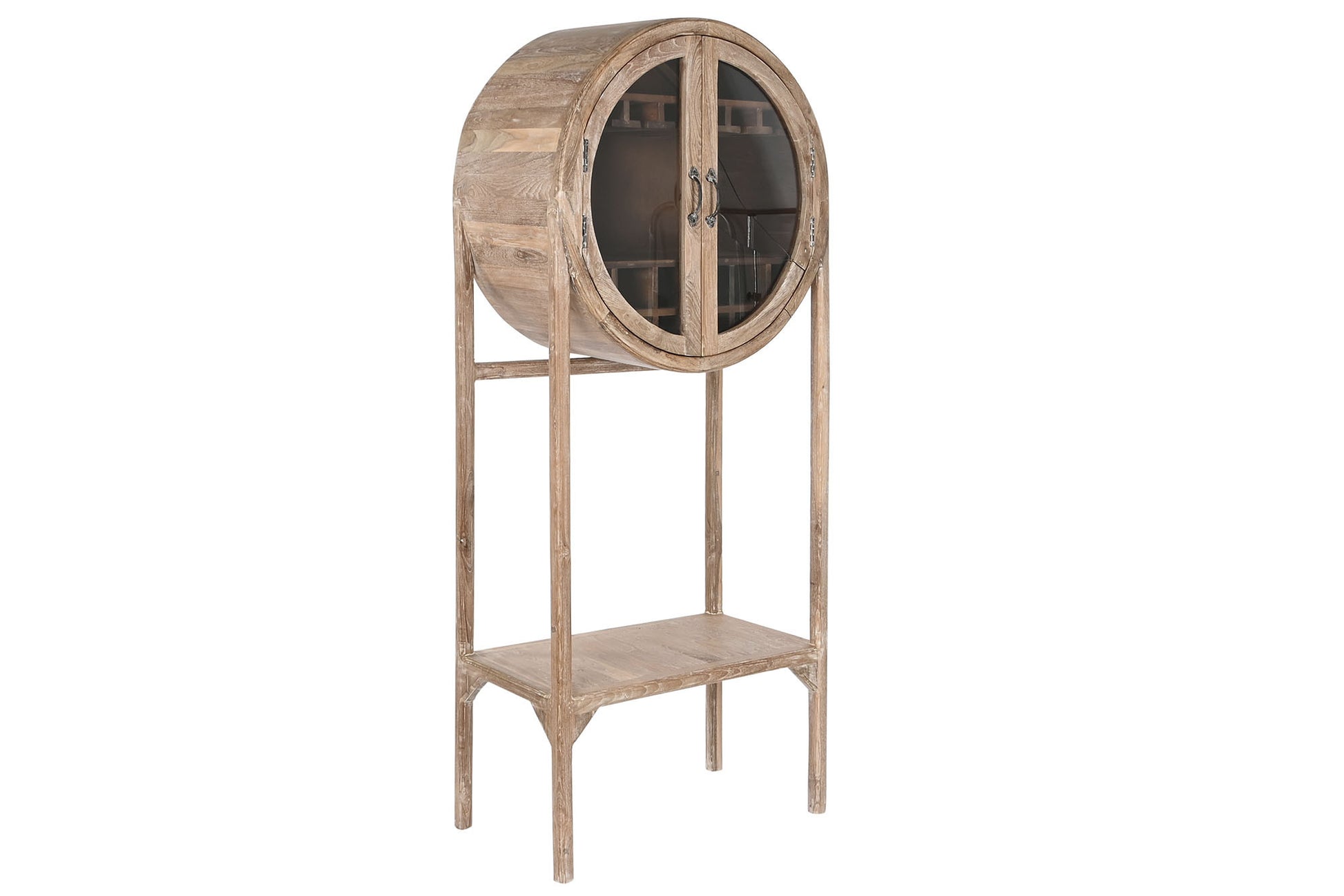 Este mueble bar de madera de teca reciclada aporta un toque de encanto rústico y original a tu hogar. Su diseño circular distintivo y su estructura alta lo convierten en una pieza llamativa y funcional. Con dos puertas de cristal, podrás exhibir tus botellas y copas favoritas, mientras que el estante inferior ofrece espacio adicional para almacenar accesorios de bar o elementos decorativos. La madera de teca reciclada, con su acabado natural, añade calidez y carácter a cualquier espacio, ya sea en el salón,