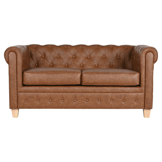 Este sofá Chesterfield de dos plazas es la combinación perfecta de estilo atemporal y confort moderno. Su tapizado en poliéster marrón imitación cuero le otorga un aspecto lujoso y sofisticado, mientras que el clásico diseño capitoné y los brazos enrollados añaden un toque de distinción. Con unas dimensiones de 151x79x70 cm, es ideal para espacios compactos sin renunciar a la elegancia. Su estructura de madera garantiza durabilidad y resistencia.
