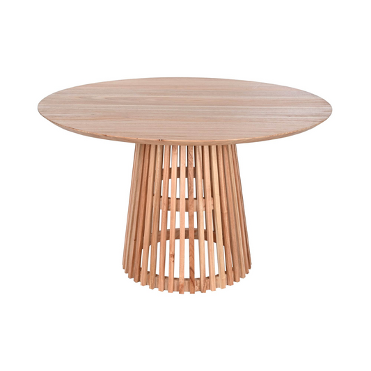 Esta mesa de comedor redonda de madera de mindi es una pieza que destaca por su diseño elegante y contemporáneo. Su tablero circular de 120 cm de diámetro ofrece un amplio espacio para disfrutar de comidas en compañía, mientras que su original base de listones verticales crea un efecto visual impactante y ligero. La madera de mindi, con su cálido tono natural, aporta un toque de calidez y sofisticación a cualquier comedor.