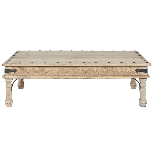 Esta mesa de centro de madera maciza tallada a mano es una pieza única que aportará un toque de calidez y autenticidad a tu salón. Su diseño rústico y elegante, con detalles en metal y tallas ornamentales, combina a la perfección con diversos estilos decorativos. Su amplio tablero ofrece un espacio generoso para colocar libros, revistas, bandejas o simplemente disfrutar de una taza de café. Las patas torneadas y la estructura robusta garantizan durabilidad y estabilidad.