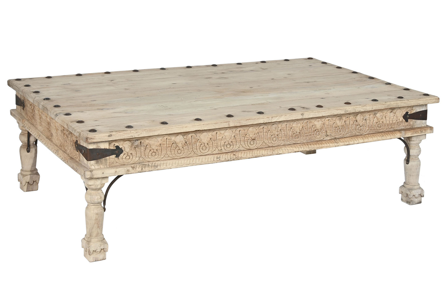 Esta mesa de centro de madera maciza tallada a mano es una pieza única que aportará un toque de calidez y autenticidad a tu salón. Su diseño rústico y elegante, con detalles en metal y tallas ornamentales, combina a la perfección con diversos estilos decorativos. Su amplio tablero ofrece un espacio generoso para colocar libros, revistas, bandejas o simplemente disfrutar de una taza de café. Las patas torneadas y la estructura robusta garantizan durabilidad y estabilidad.