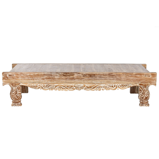 Esta impresionante mesa de centro de teca reciclada aporta un toque de elegancia rústica y sostenible a tu salón. Su diseño rectangular y alargado, con detalles tallados a mano y un acabado decapé blanco, combina a la perfección con diversos estilos decorativos, desde el boho chic hasta el contemporáneo. Su amplio tablero ofrece un espacio generoso para colocar libros, revistas, bandejas o simplemente disfrutar de una taza de café. La madera de teca reciclada, además de ser respetuosa con el medio ambiente,