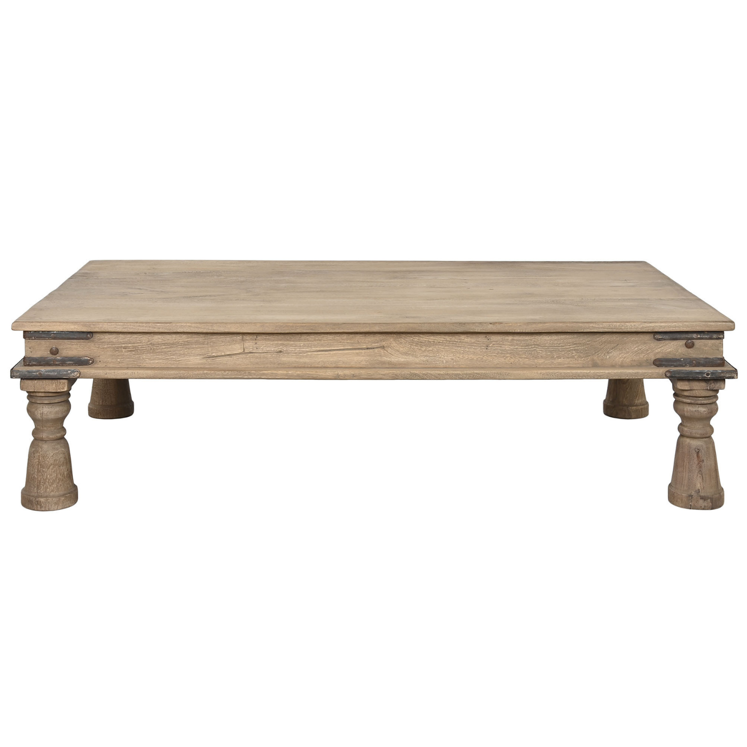 Esta impresionante mesa de centro de madera maciza es una pieza única que aportará un toque de calidez y autenticidad a tu salón. Su diseño rústico y elegante, con detalles en metal envejecido, combina a la perfección con diversos estilos decorativos. Su amplio tablero ofrece un espacio generoso para colocar libros, revistas, bandejas o simplemente disfrutar de una taza de café. Las patas torneadas y la estructura robusta garantizan durabilidad y estabilidad.