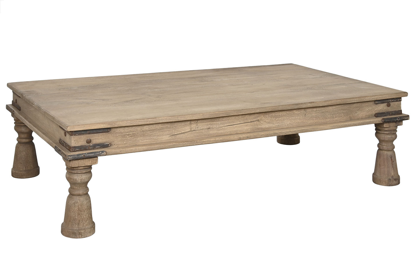 Esta impresionante mesa de centro de madera maciza es una pieza única que aportará un toque de calidez y autenticidad a tu salón. Su diseño rústico y elegante, con detalles en metal envejecido, combina a la perfección con diversos estilos decorativos. Su amplio tablero ofrece un espacio generoso para colocar libros, revistas, bandejas o simplemente disfrutar de una taza de café. Las patas torneadas y la estructura robusta garantizan durabilidad y estabilidad.